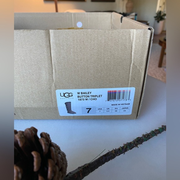 Authentic with box Bailey Button Triplet UGG Boot Size 7 - Picture 8 of 8